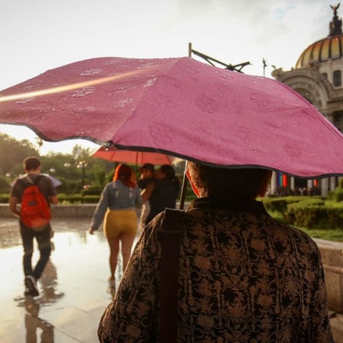 Pronostican ambiente caluroso, chubascos y actividad eléctrica este jueves en CDMX