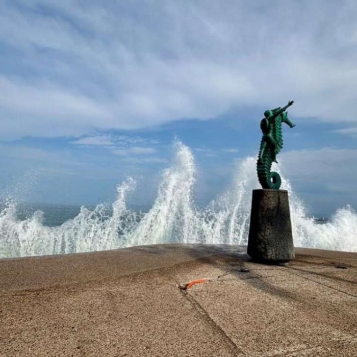 Puerto Vallarta se prepara para el impacto del huracán Simón entre oleaje elevado y zonas acordonadas