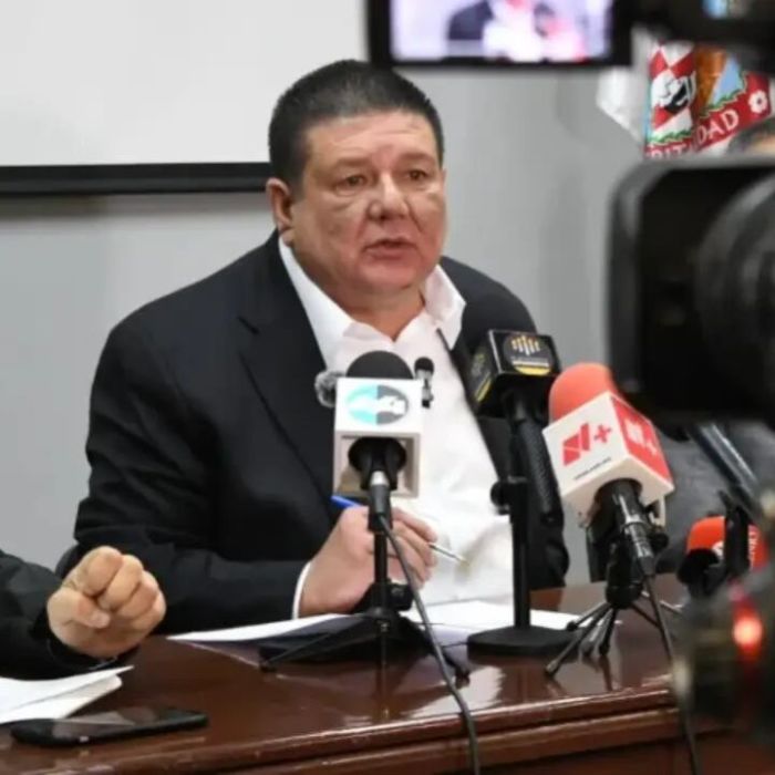 Reinicia audiencia de César Jáuregui por presunta traición a la patria; defensa niega pruebas contundentes