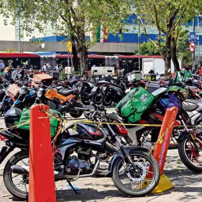 Repartidores en moto esperan en banquetas y calles ante falta de espacios en CDMX