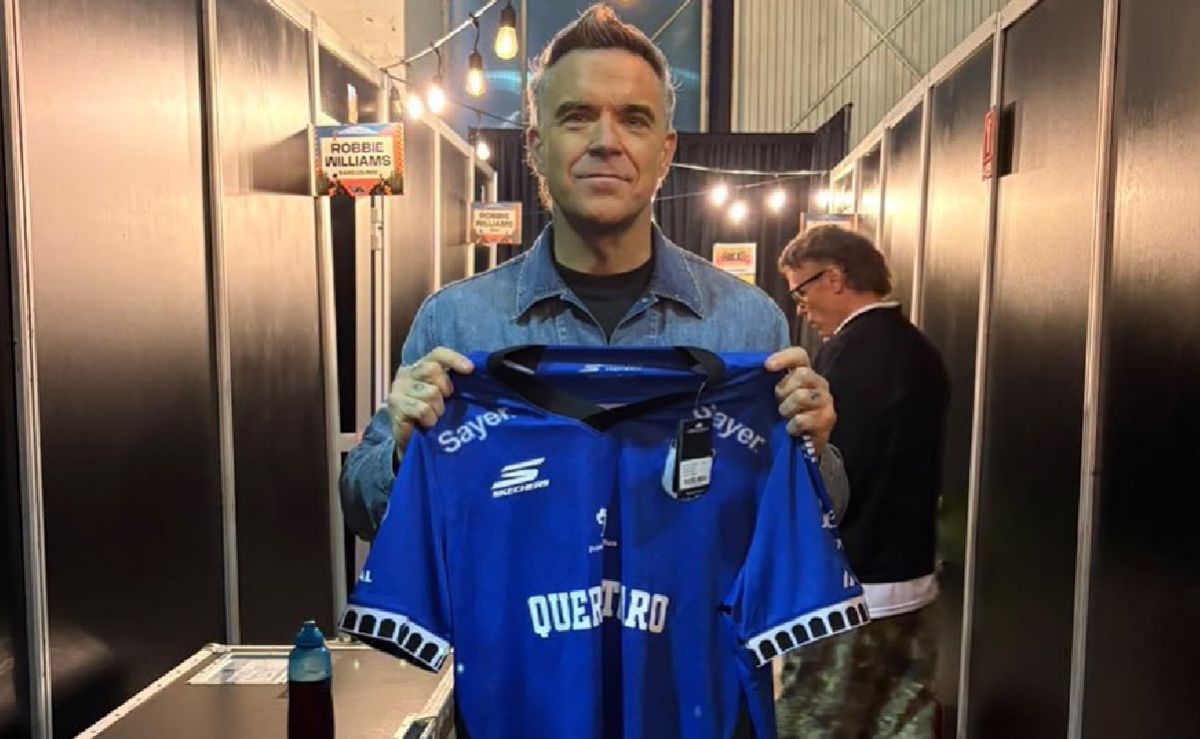 robbie-williams-presume-la-camiseta-de-los-gallos-blancos-de-queretaro
