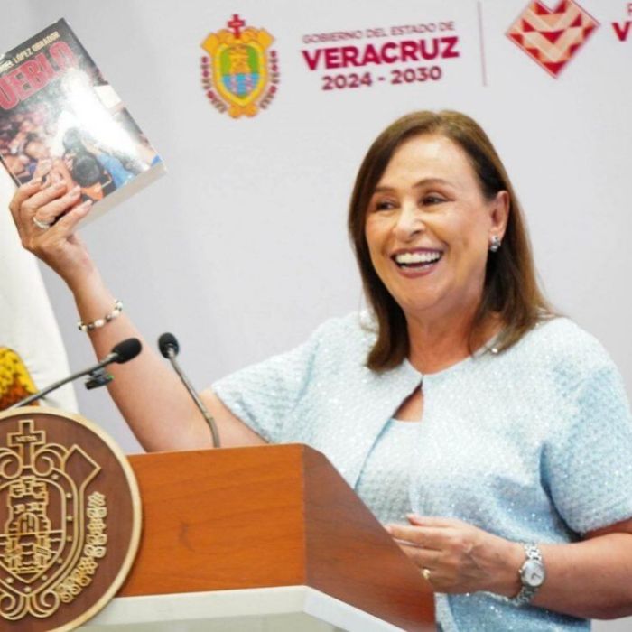 Rocío Nahle regala ejemplares del libro “Pueblo” de AMLO en Veracruz