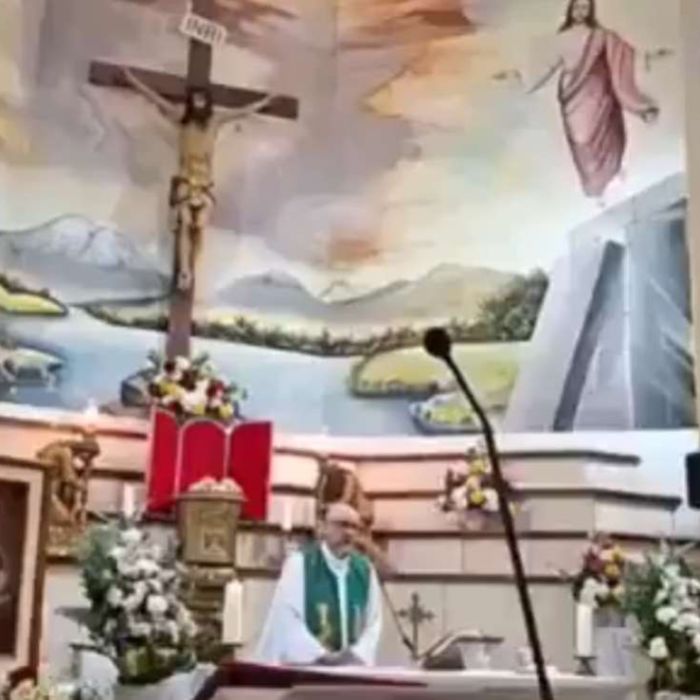 Sacerdote muere durante una misa en Guayaquil tras caerle una cruz de madera