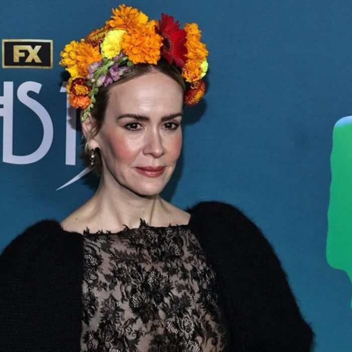 Sarah Paulson luce corona de cempasúchil y propone una “Mexican Horror Story”
