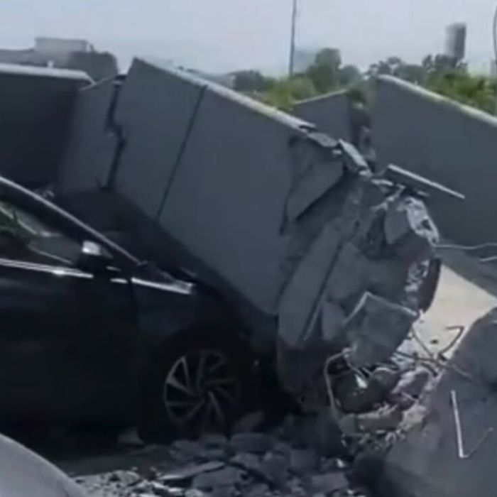 Se desploma puente peatonal sobre un automóvil en avenida Constitución de Monterrey