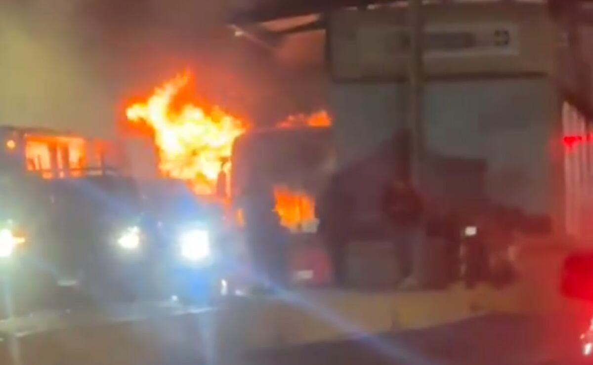 se-incendia-unidad-del-metrobus-en-la-estacion-escuadron-201-de-la-linea-5