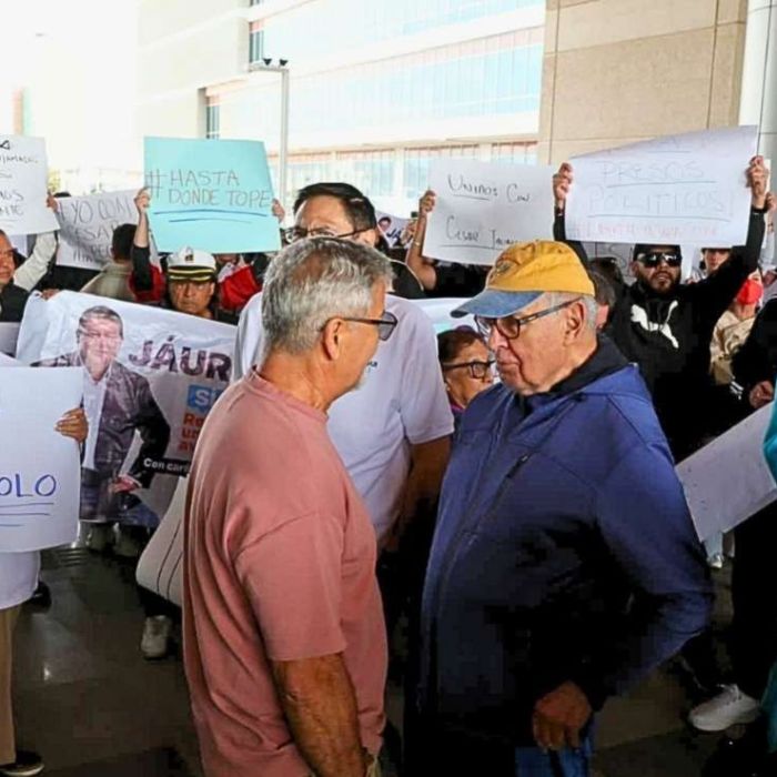 Se manifiestan en apoyo a César Jáuregui afuera del Tribunal Superior de Justicia de Chihuahua
