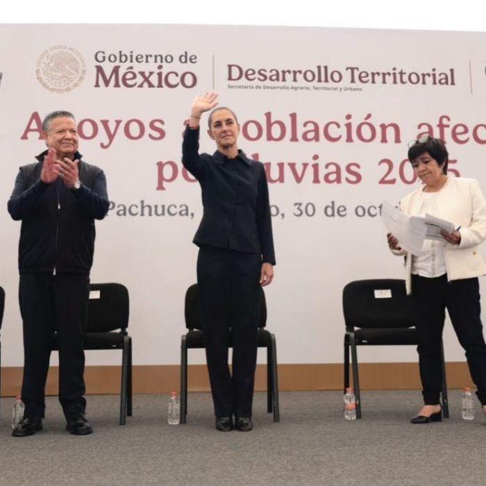 Sheinbaum entrega apoyos de 400 mil pesos a familias damnificadas en Hidalgo