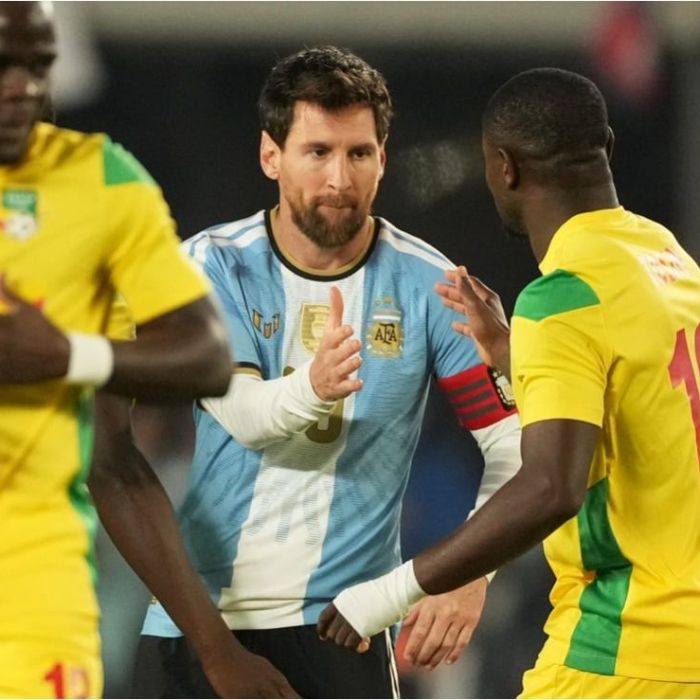 Técnico de Benín reclama que sus jugadores no pudieron tomarse fotos con Messi