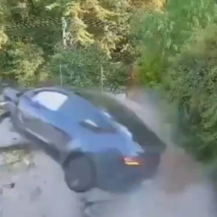 Tesla atraviesa una casa y derriba una barda tras perder el control en Cuajimalpa