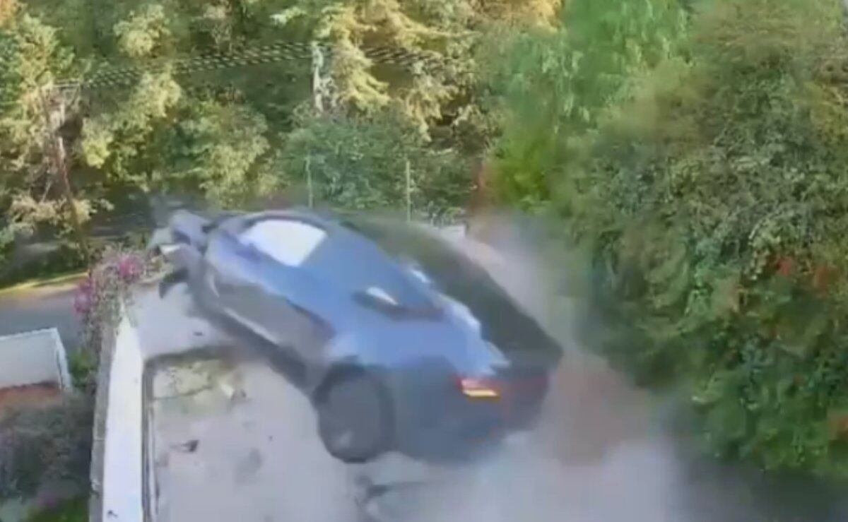 tesla-atraviesa-una-casa-y-derriba-una-barda-tras-perder-el-control-en-cuajimalpa