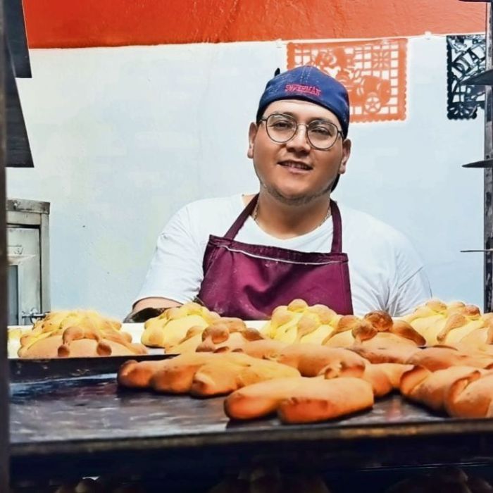 Tradición familiar de pan de muerto se convierte en negocio en el oriente del Edomex