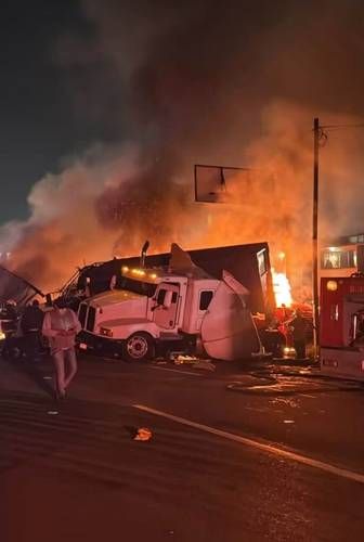 Tráiler choca contra unidades estacionadas por bloqueo en la México-Toluca; hay dos heridos