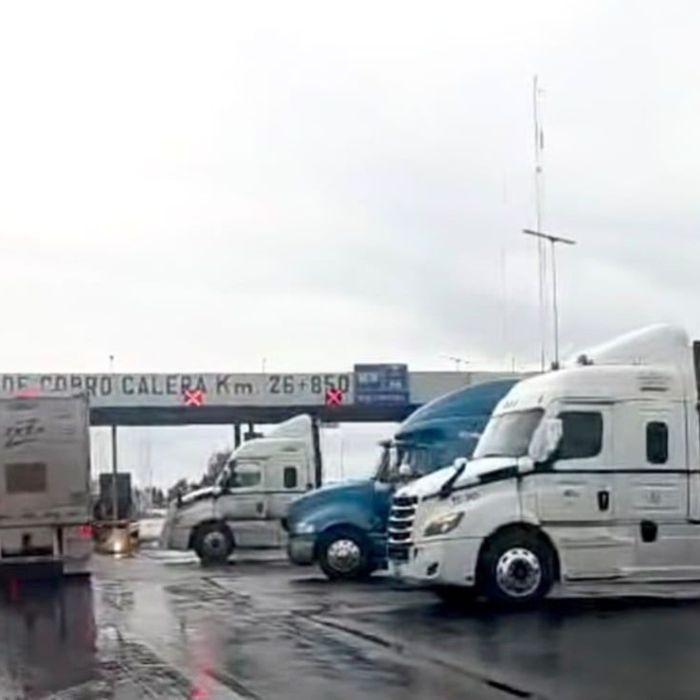 Transportistas mantienen bloqueos intermitentes en la caseta de Calera, Zacatecas