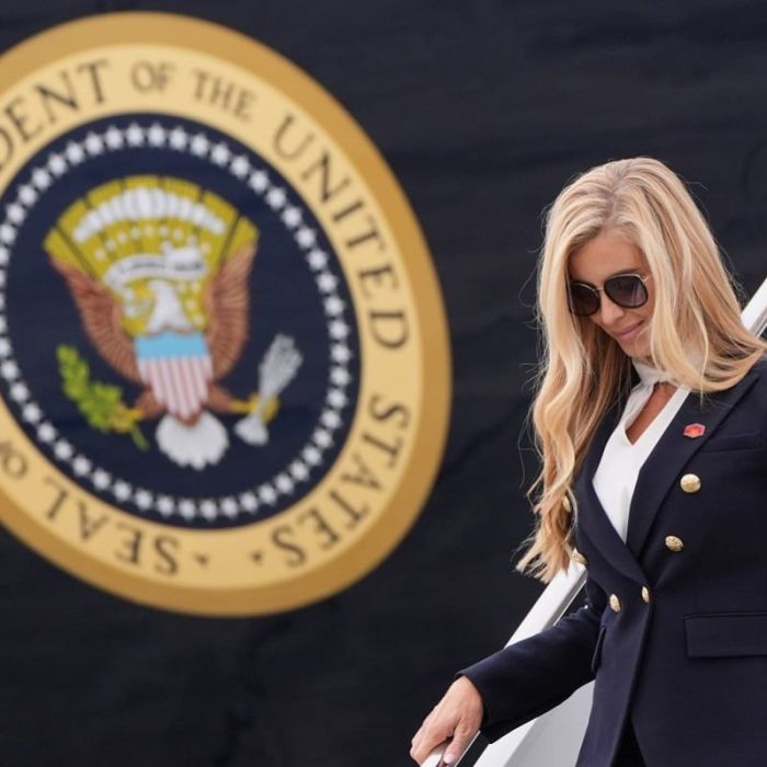 Trump sugiere a Katie Zacharia reconsiderar su puesto como vocera de la Casa Blanca