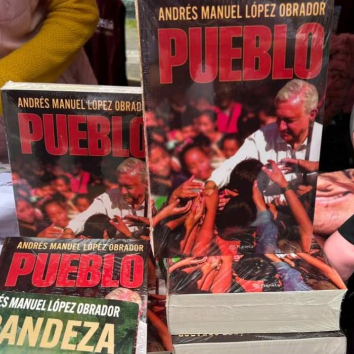 Venden libros de AMLO y tazas de Harfuch afuera del Consejo Nacional de Morena
