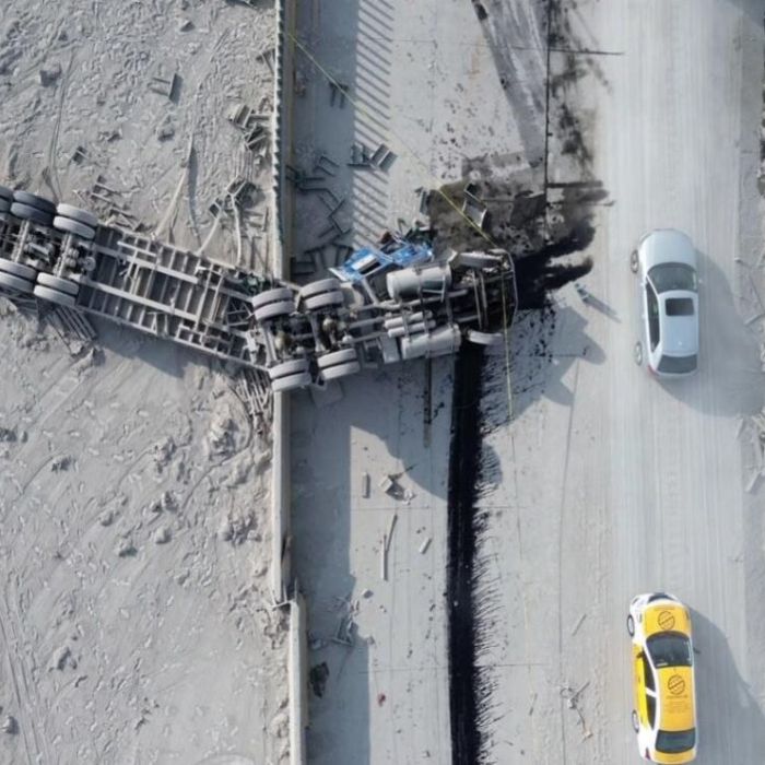Vuelca tráiler con cemento en la México-Puebla; mueren dos personas