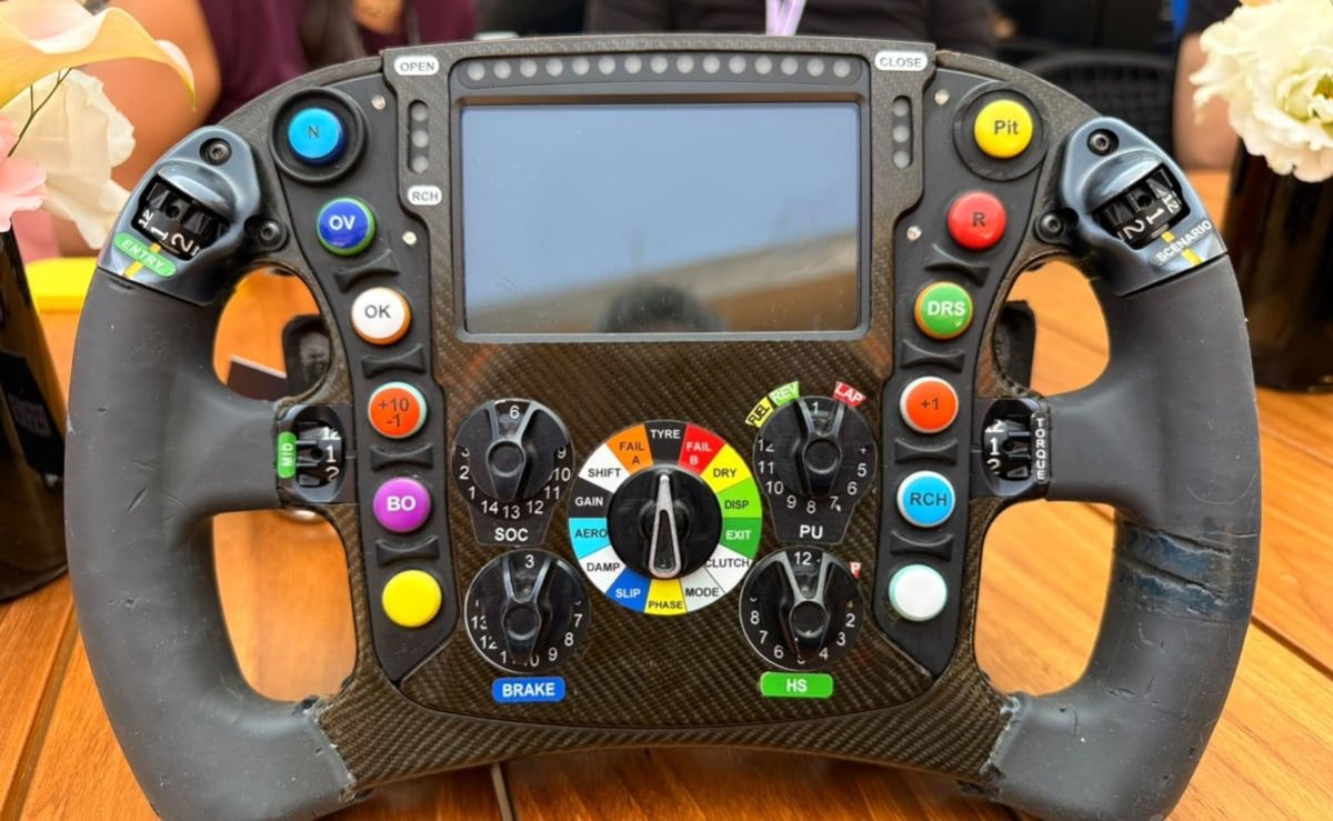 cuantos-botones-tiene-un-volante-de-formula-1-y-para-que-sirve-cada-uno