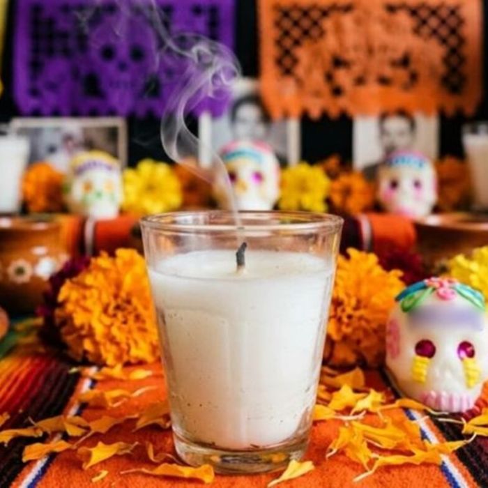 ¿Qué significa colocar una vela blanca en la ofrenda de Día de Muertos?